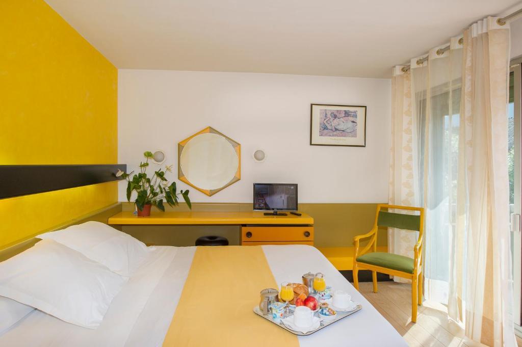 Hotel Urbain V Манд Екстериор снимка